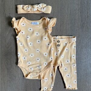 Emily & Oliver Baby Girl Daisy Outfit Set with Headband 0-3 Months